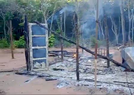 Imóvel é destruído por incêndio no Assentamento Esperança em Anaurilândia